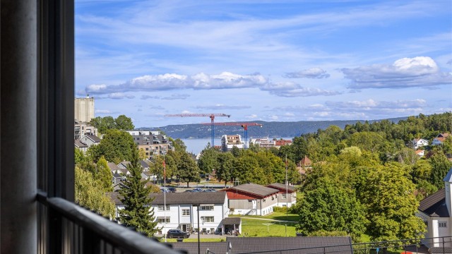 Utsikten fra uteområde ved inngangspartiet
