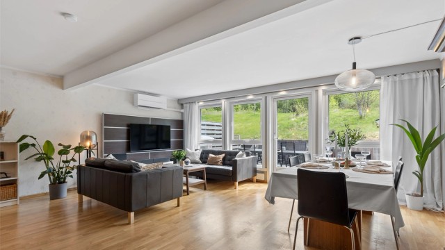 Robin Lauritzen v/ Krogsveen Eiendomsmegling har gleden av å presentere Munkebekken 164!