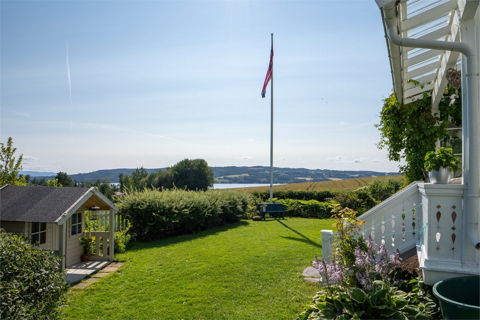 Flott opparbeidet hageanlegg med fantastiske sol- og utsiktsforhold