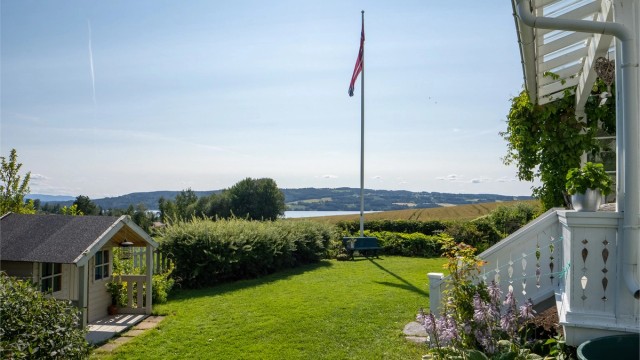 Flott opparbeidet hageanlegg med fantastiske sol- og utsiktsforhold