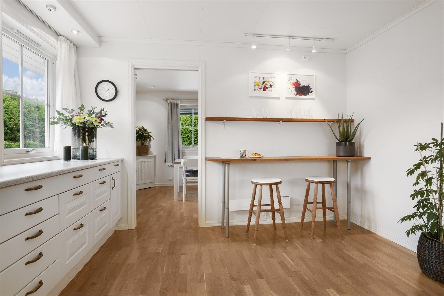 Praktisk barløsning med sitteplasser, der morgenkaffen/frokosten kan inntas. 