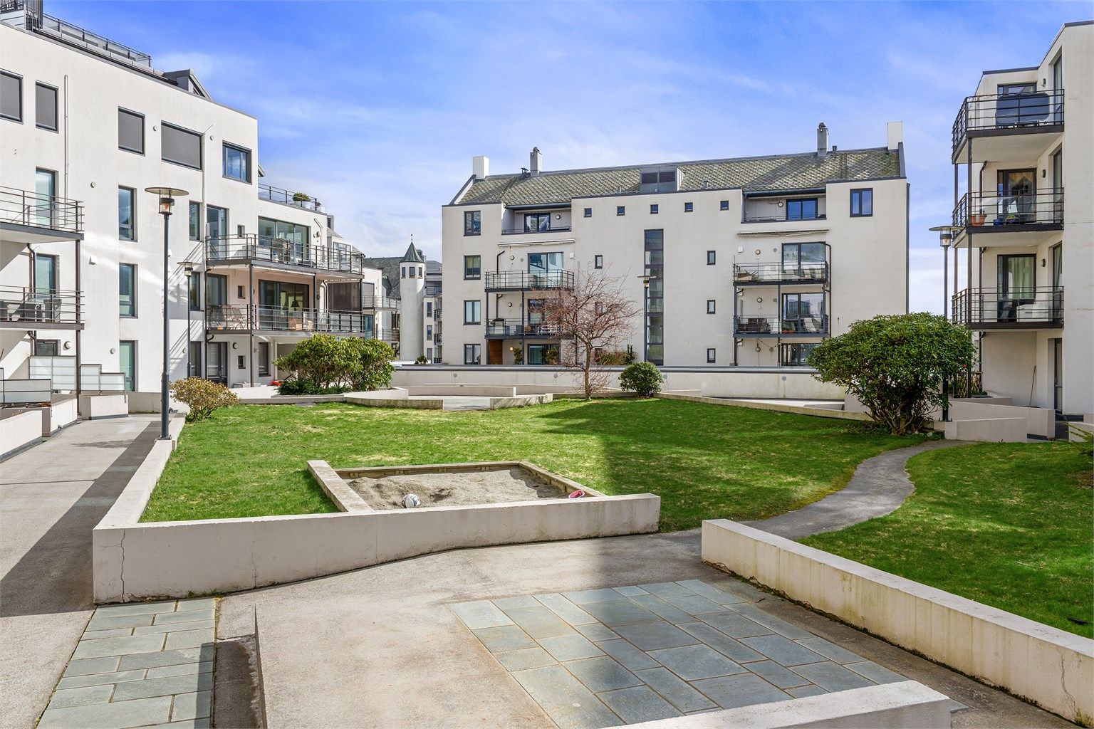 Rolige og skjermede uteområder til felles bruk for beboerne