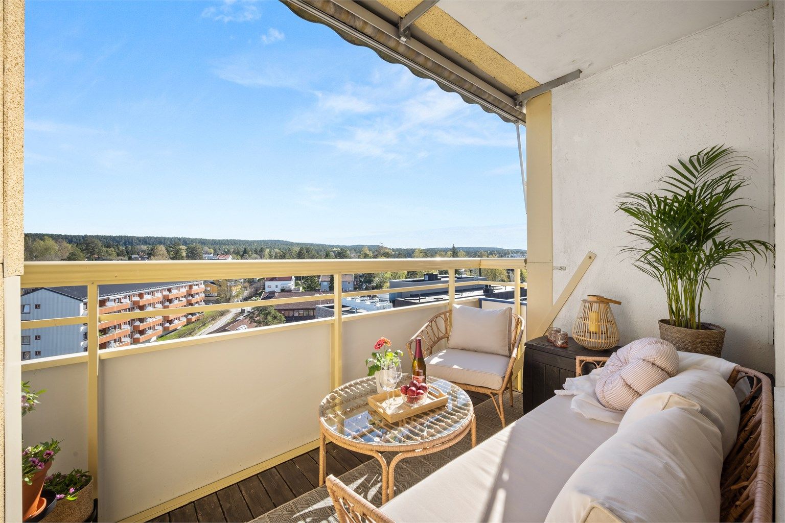Den romslige balkongen på 6 m² har gulv av terrassebord og markise, og byr på gode solforhold mot et rolig nabolag. Foto: Martine Eren Jacobsen