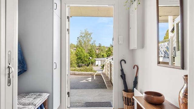 Sikringsskap med automatsikringer og strømmåler plassert i entré. Leiligheten har hovedsakelig skjult elektrisk anlegg.
