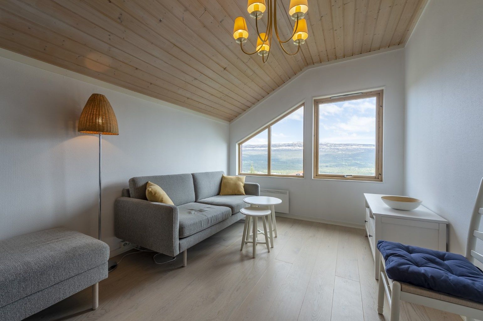 Arealeffektiv stue på 17 m2 med ny 1-stavs parkett