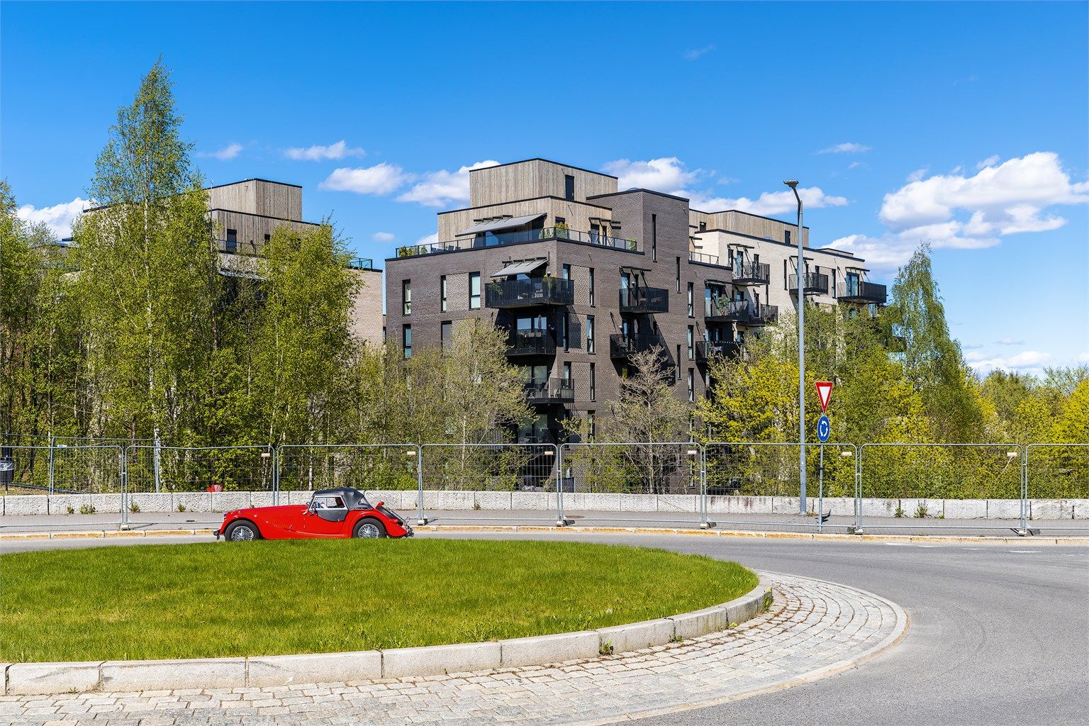 Moderne arkitektur og velholdte omgivelser preger nabolaget.