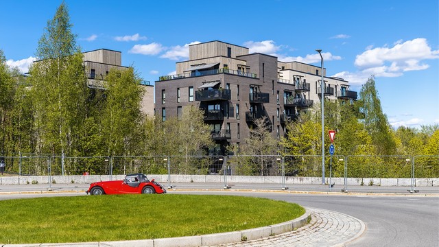 Moderne arkitektur og velholdte omgivelser preger nabolaget.
