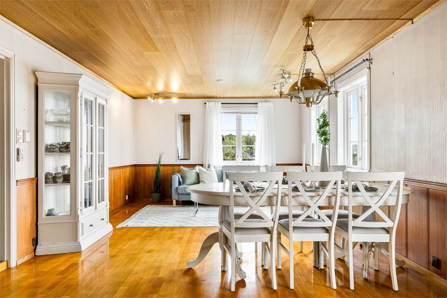 Stua er smakfullt innredet og har eksklusivt materialvalg med eik i himling og brystpanel.