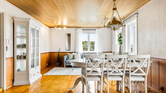 Stua er smakfullt innredet og har eksklusivt materialvalg med eik i himling og brystpanel.