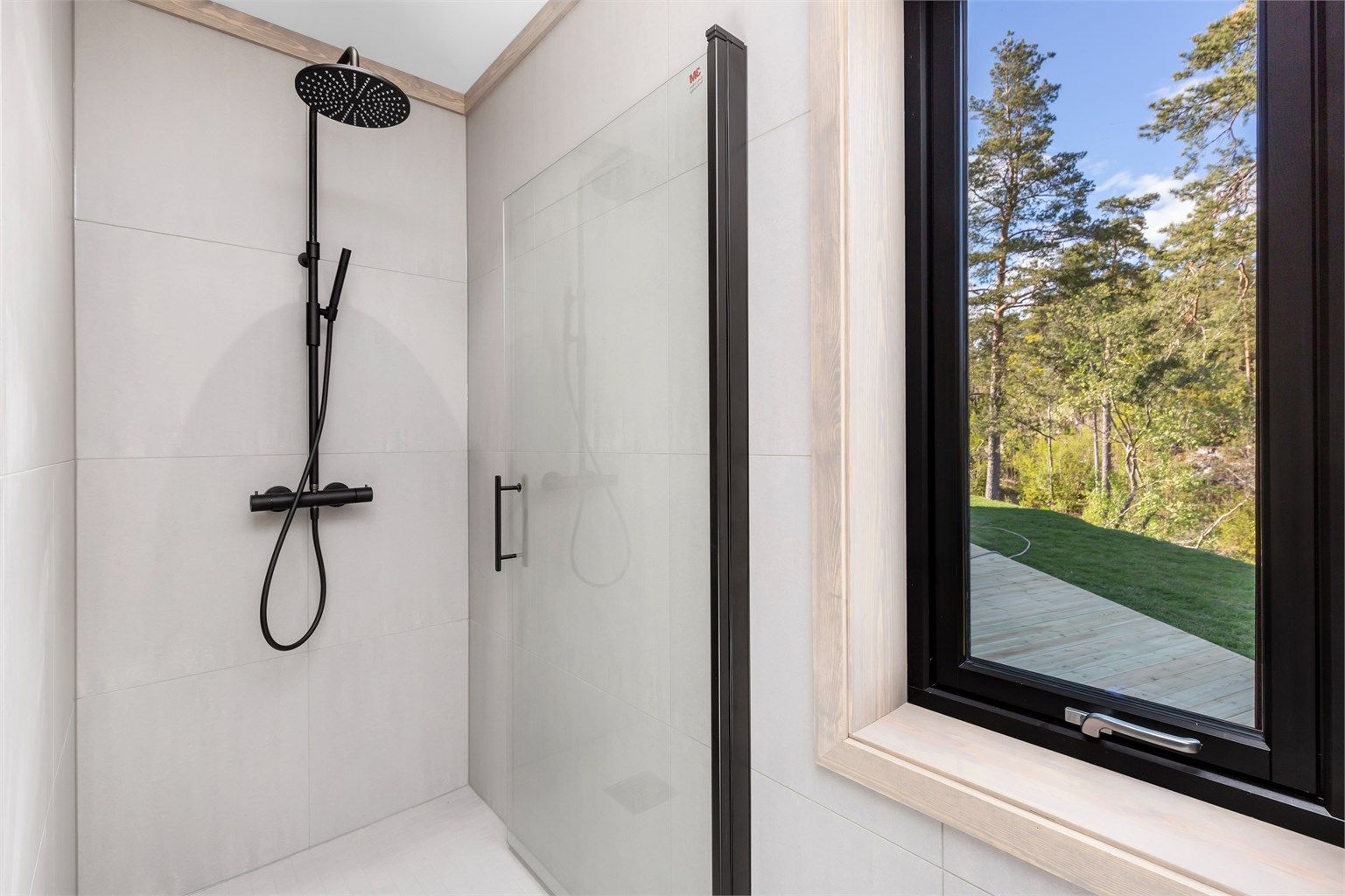 Dusjnisje på badet i annekset.