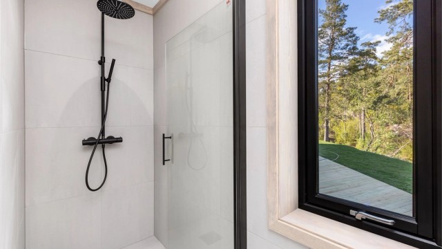 Dusjnisje på badet i annekset.