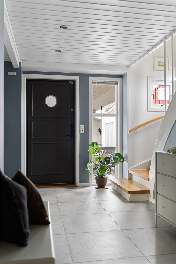 I boligens første etasje har man 3 soverom, bad, gjestewc ,hagestue med jacuzzi og direkte utgang til hage, samt romslig entré .