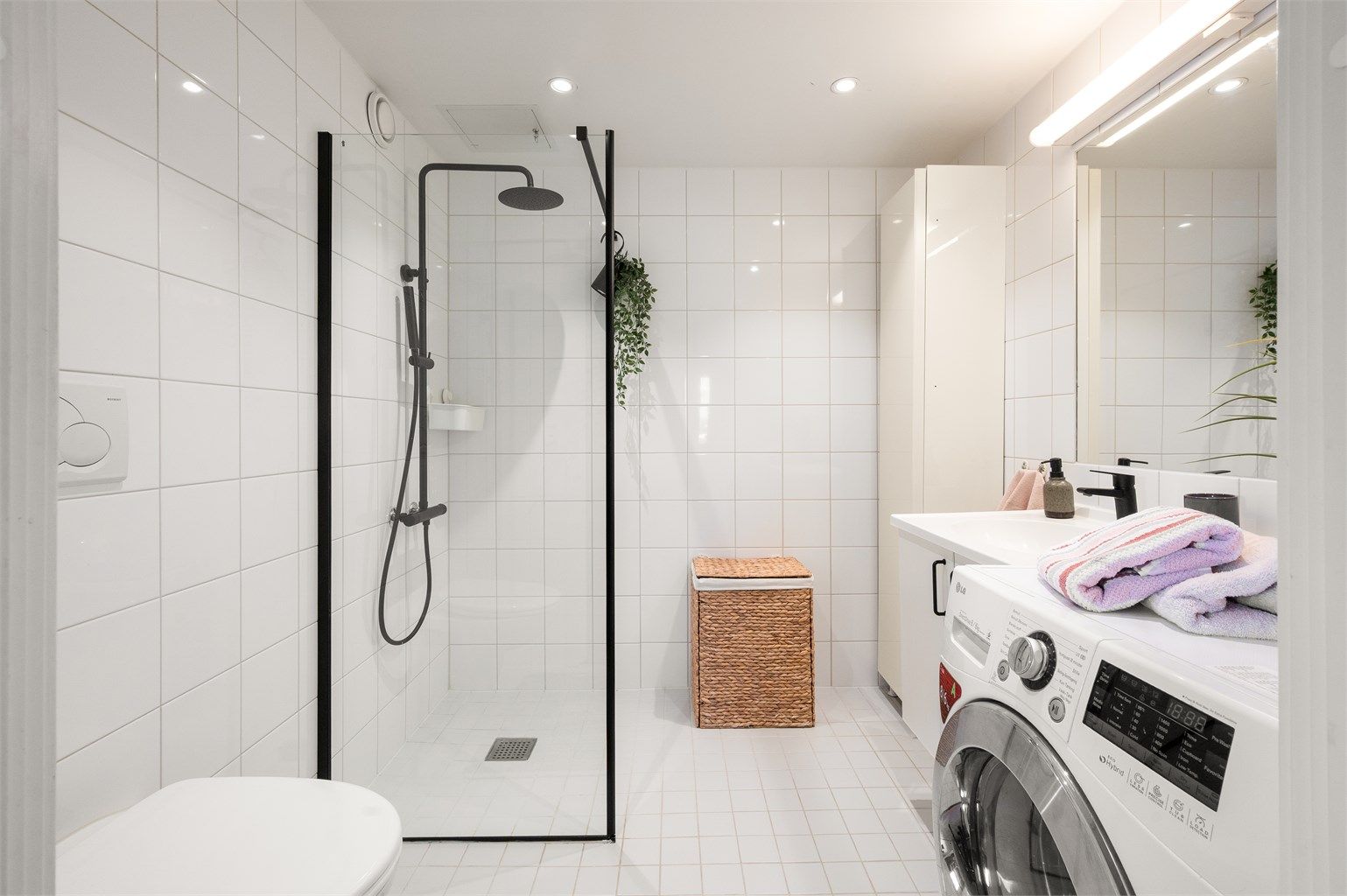 Flislagt bad fra byggeår 2006, med elektrisk gulvvarme som gir god komfort.