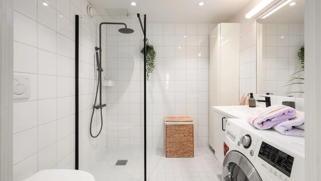 Flislagt bad fra byggeår 2006, med elektrisk gulvvarme som gir god komfort.