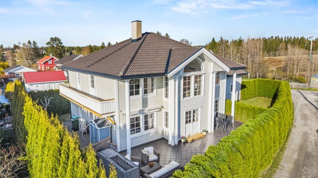 Ramstadveien 70 er en innholdsrik og velholdt enebolig med skjermet og flott opparbeidet tomt. Eiendommen ligger i et rolig og etablert boligområde på Roven i Fetsund.