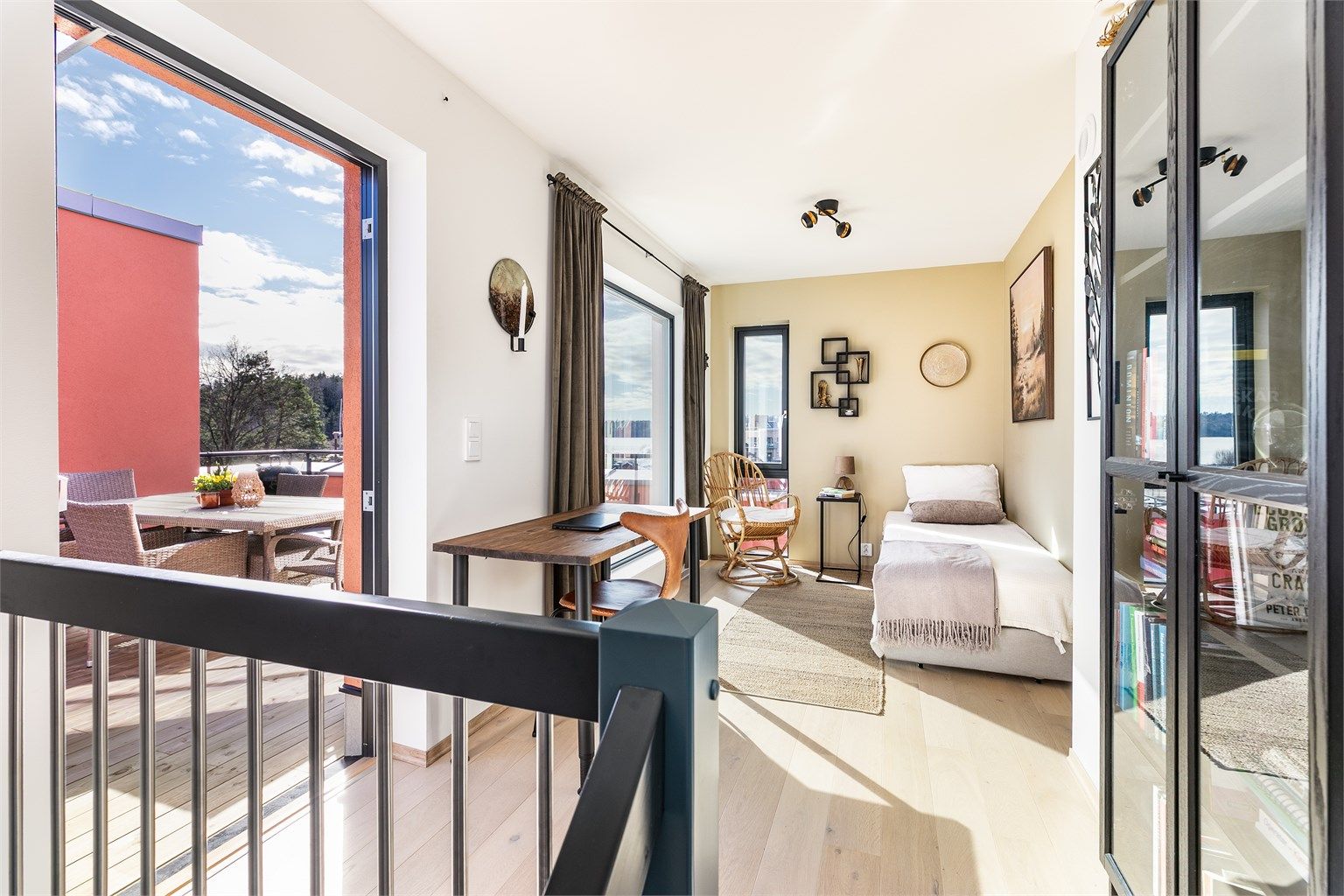 Gode sol-/lysforhold er det også i øverste etasje, både innendørs og ute på takaltanen.