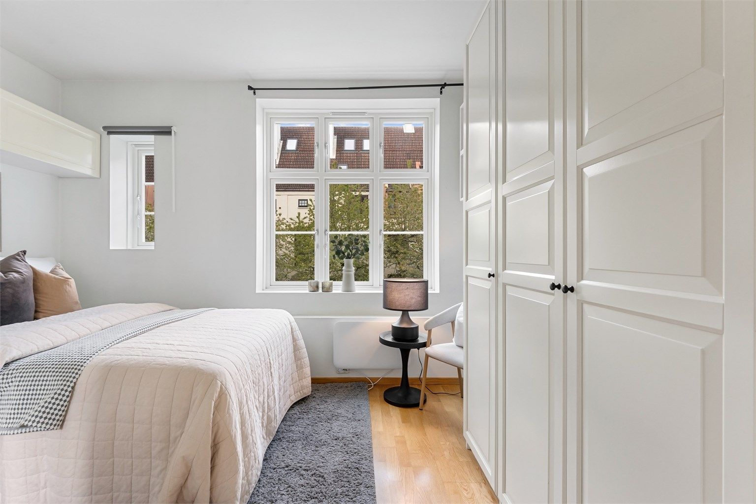 Hovedsoverommet har god plass til dobbeltseng og garderobeskap.