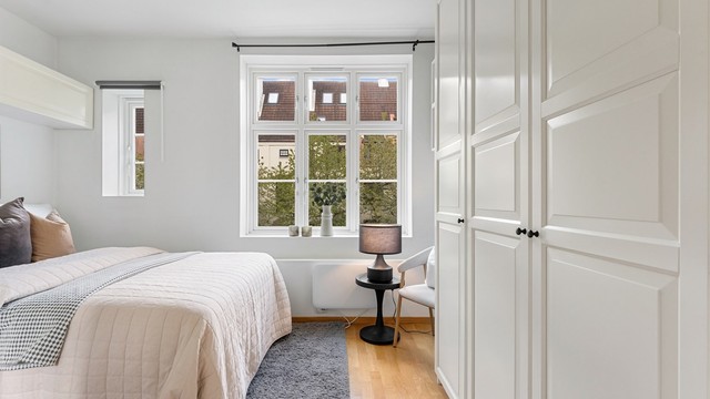 Hovedsoverommet har god plass til dobbeltseng og garderobeskap.