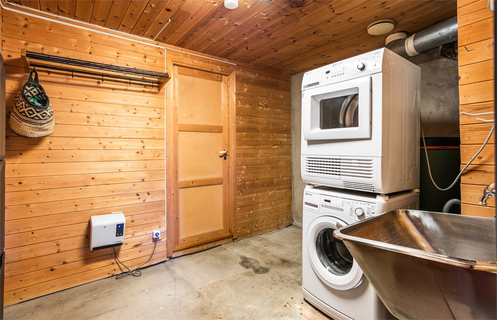 Boligen har vaskerom i underetasjen, med gode muligheter for å legge inn alternative oppbevaringsmøblementer. 