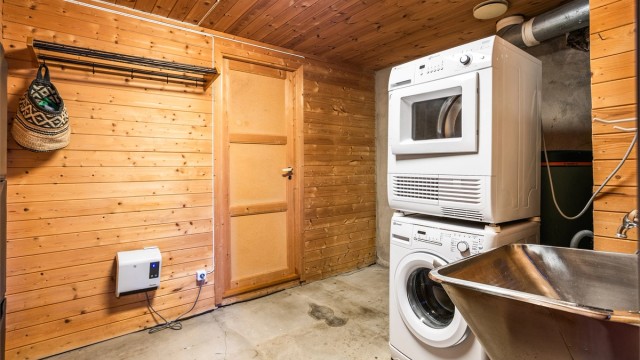 Boligen har vaskerom i underetasjen, med gode muligheter for å legge inn alternative oppbevaringsmøblementer.