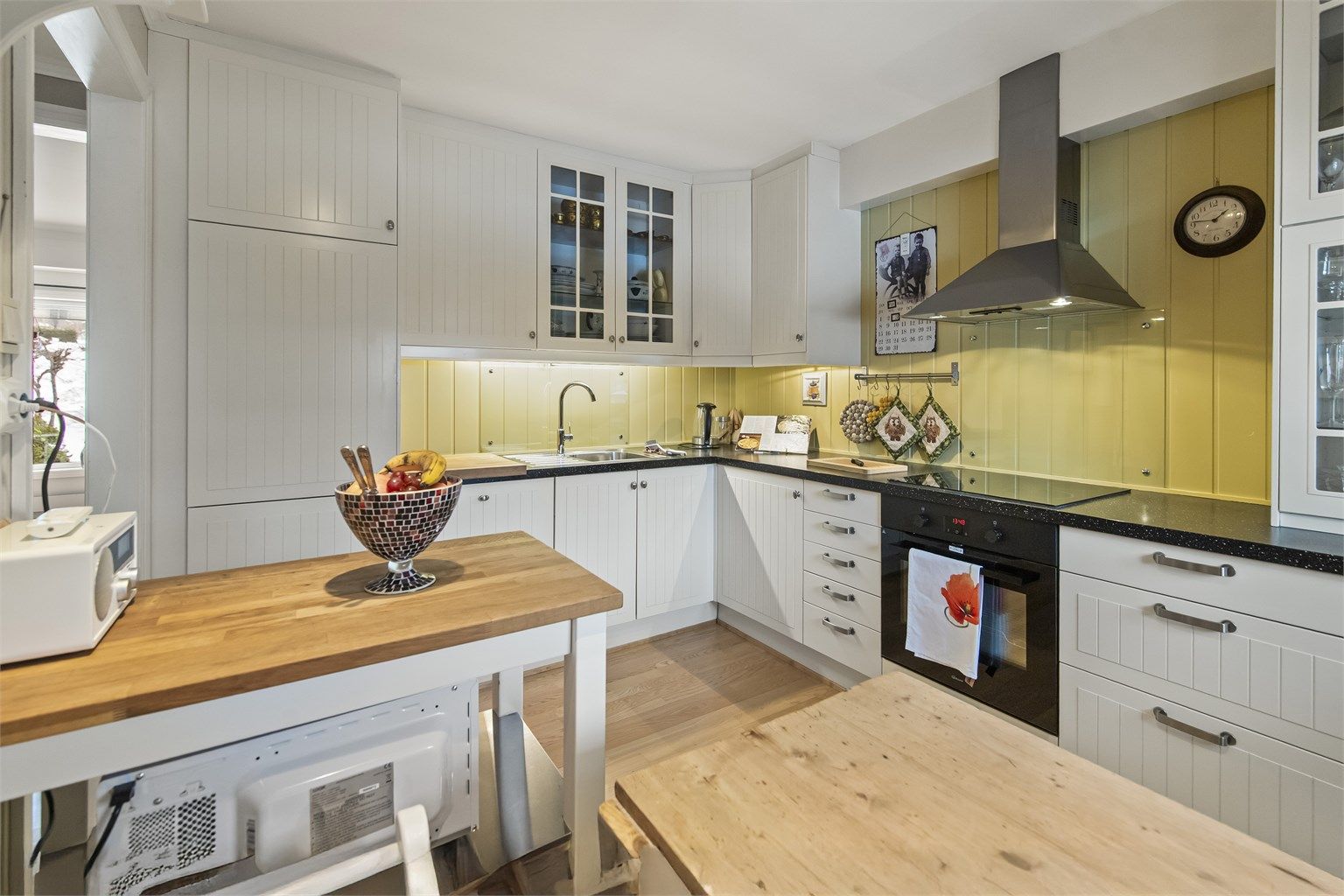 Kjøkkenet har integrerte hvitevarer som følger handelen