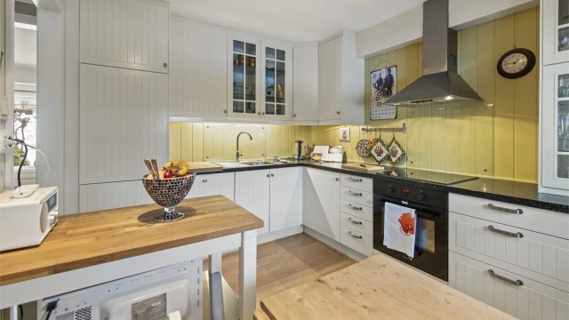 Kjøkkenet har integrerte hvitevarer som følger handelen