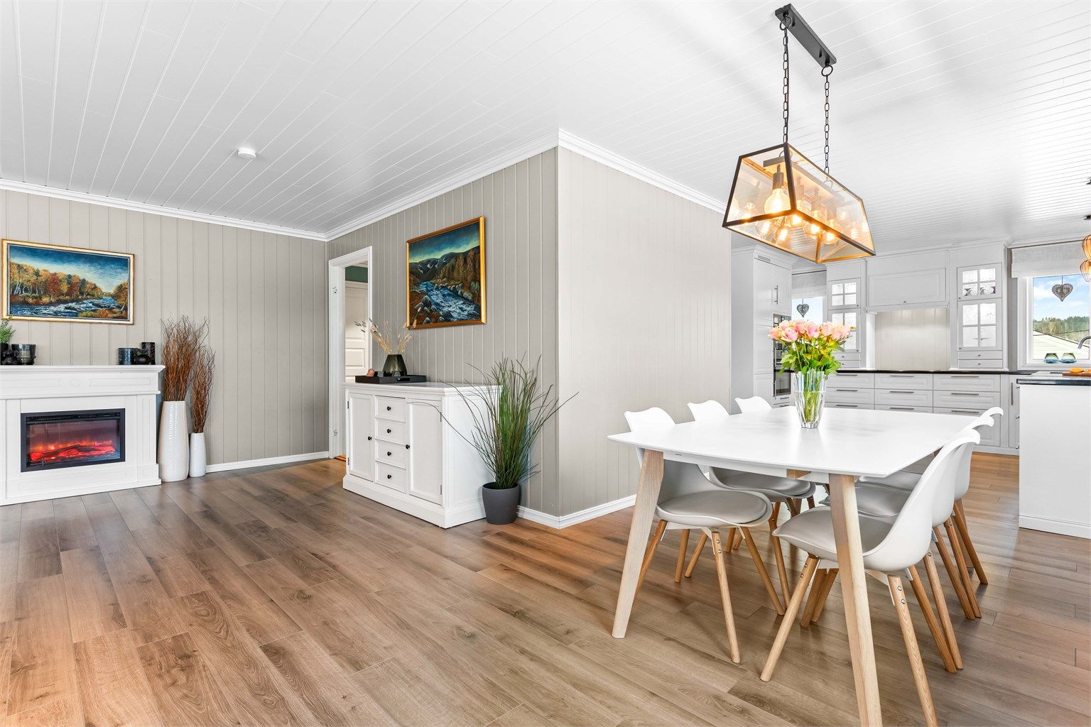 Den åpne løsningen gir en herlig romfølelse og inviterer til sosiale sammenkomster.