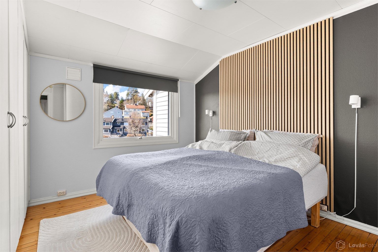 Hovedsoverommet har god plass til dobbeltseng og garderobeløsning. Etasjen har gjennomgående tregulv.