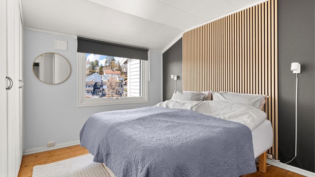 Hovedsoverommet har god plass til dobbeltseng og garderobeløsning. Etasjen har gjennomgående tregulv.