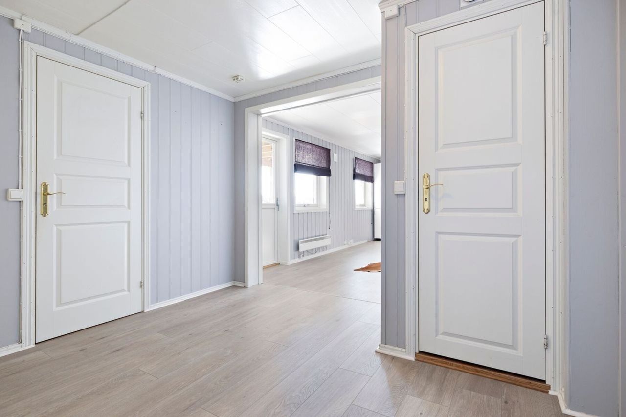 Innvendig dør mellom hybel og hoveddel gjør det mulig å benytte hele boligen under ett. Bildet er hentet fra tidligere annonse.