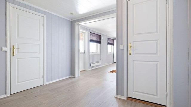 Innvendig dør mellom hybel og hoveddel gjør det mulig å benytte hele boligen under ett. Bildet er hentet fra tidligere annonse.