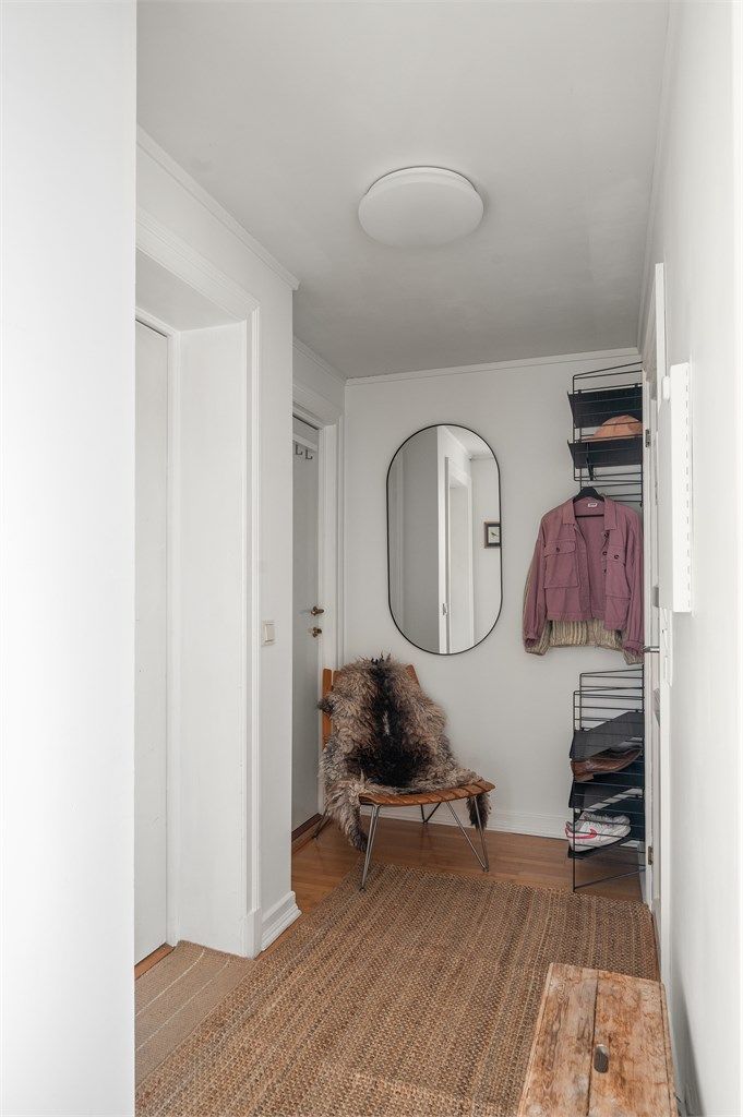 Entréen gir et innbydende førsteinntrykk med en åpen løsning mot stuen.