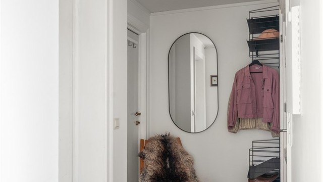 Entréen gir et innbydende førsteinntrykk med en åpen løsning mot stuen.