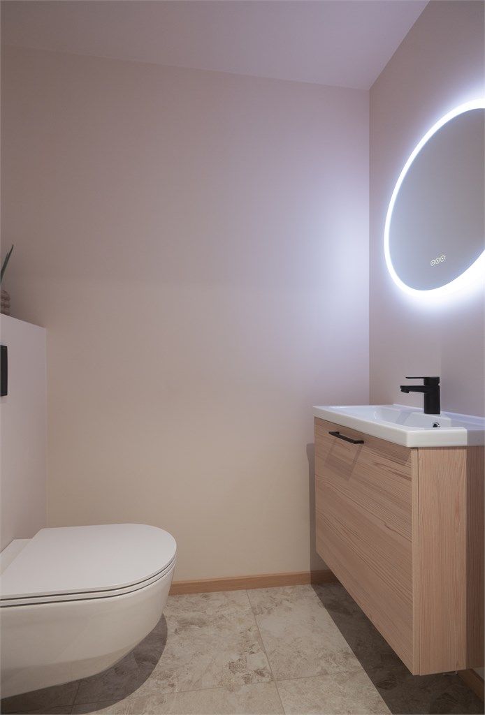 Praktisk, separat toalettrom i underetasjen, også dette med gulvvarme og vegghengt toalett.