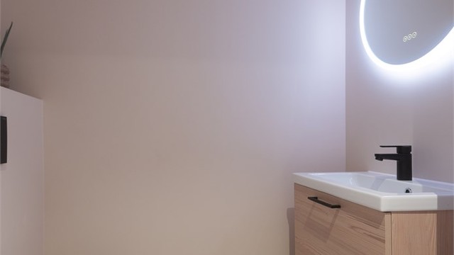 Praktisk, separat toalettrom i underetasjen, også dette med gulvvarme og vegghengt toalett.