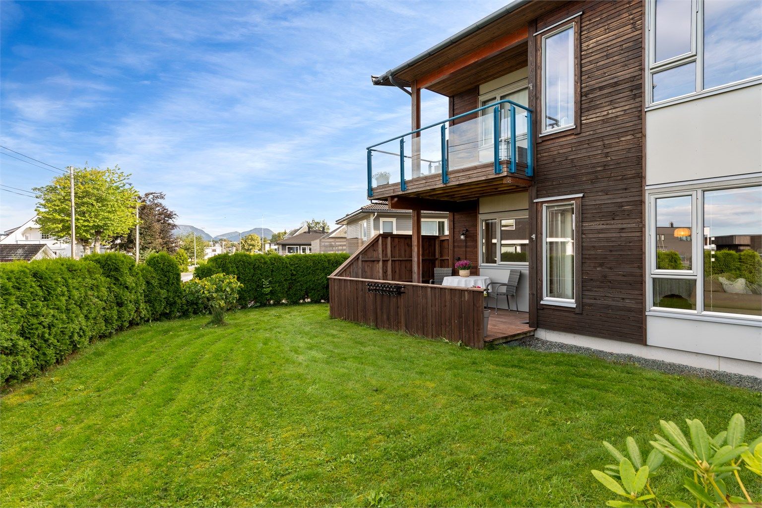 Velkommen til Myrabakken 23A, en velholdt 3-roms eierleilighet presentert av Krogsveen v/Eiendomsmegler/Partner Marit Stuen Aursnes 