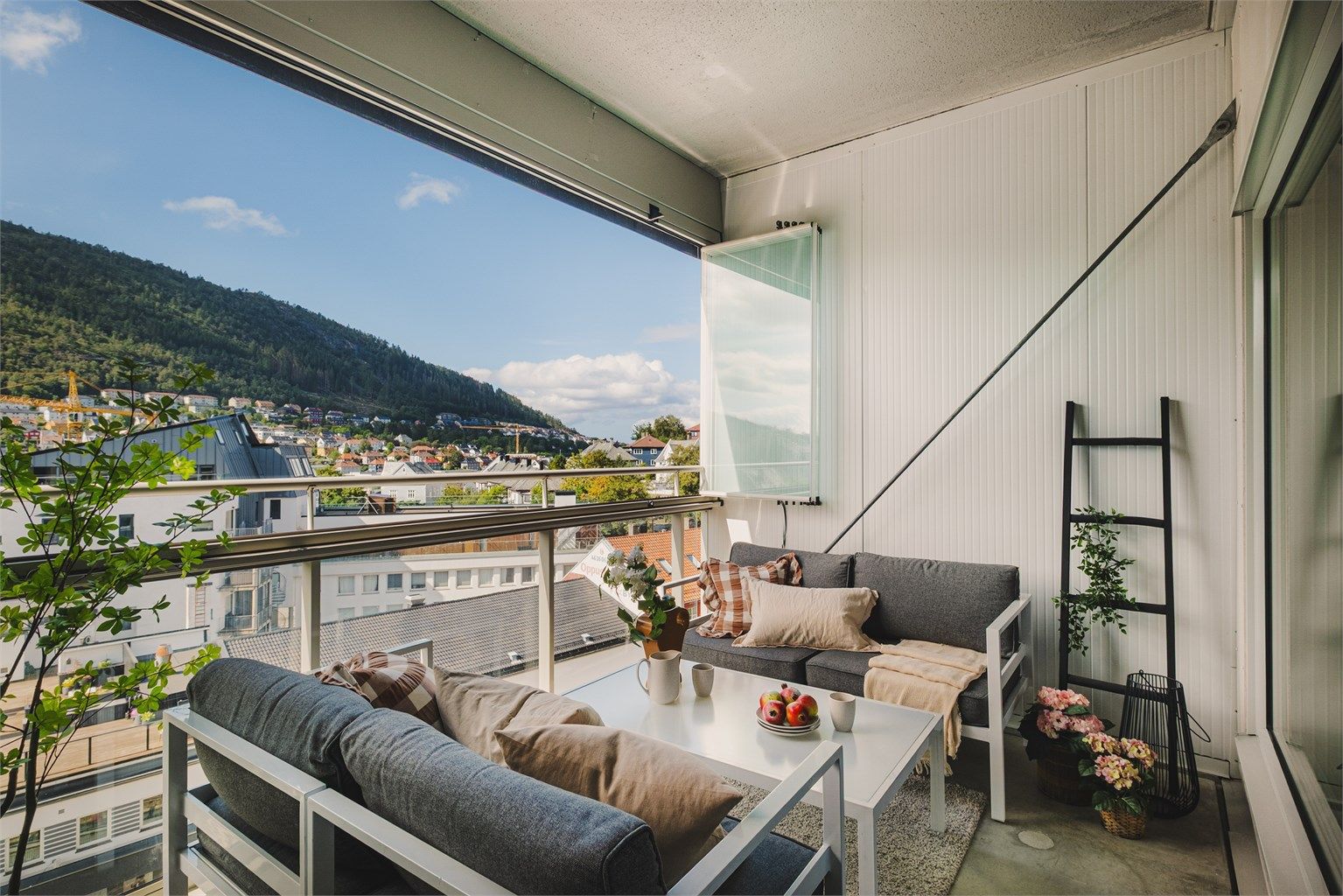 Moderne 4-roms eierleilighet i 5. etasje med heis og innglasset vestvendt balkong.
Foto: Herr Fotograf
