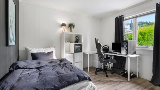 Soverom III: ligger i hoved/2.etasje, med vindusflate mot øst. Rommet er oppmålt til ca 12m². Rommet er og innredet med dobbelt garderobeskap, som gir god oppbevaringsplass
