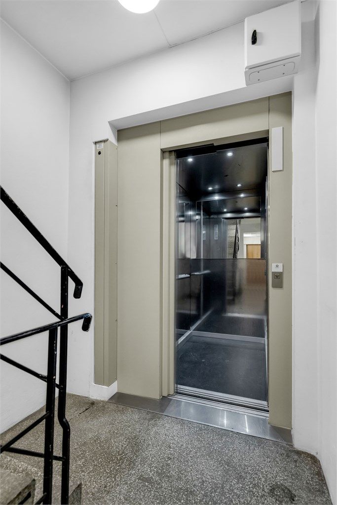 Det er heis i bygget som enkelt tar deg opp til leiligheten i 5. etasje.