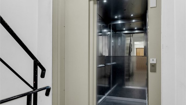 Det er heis i bygget som enkelt tar deg opp til leiligheten i 5. etasje.