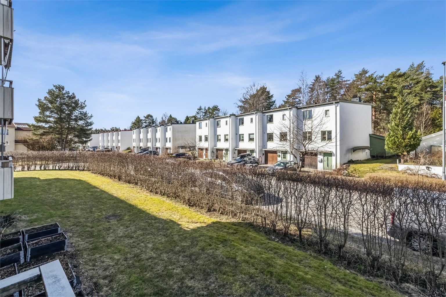 Kort vei til Bøler senter med T-bane og buss, samt dagligvarebutikker som Rema 1000 kun 3 minutter unna.