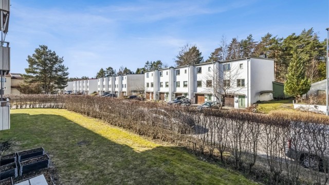 Kort vei til Bøler senter med T-bane og buss, samt dagligvarebutikker som Rema 1000 kun 3 minutter unna.