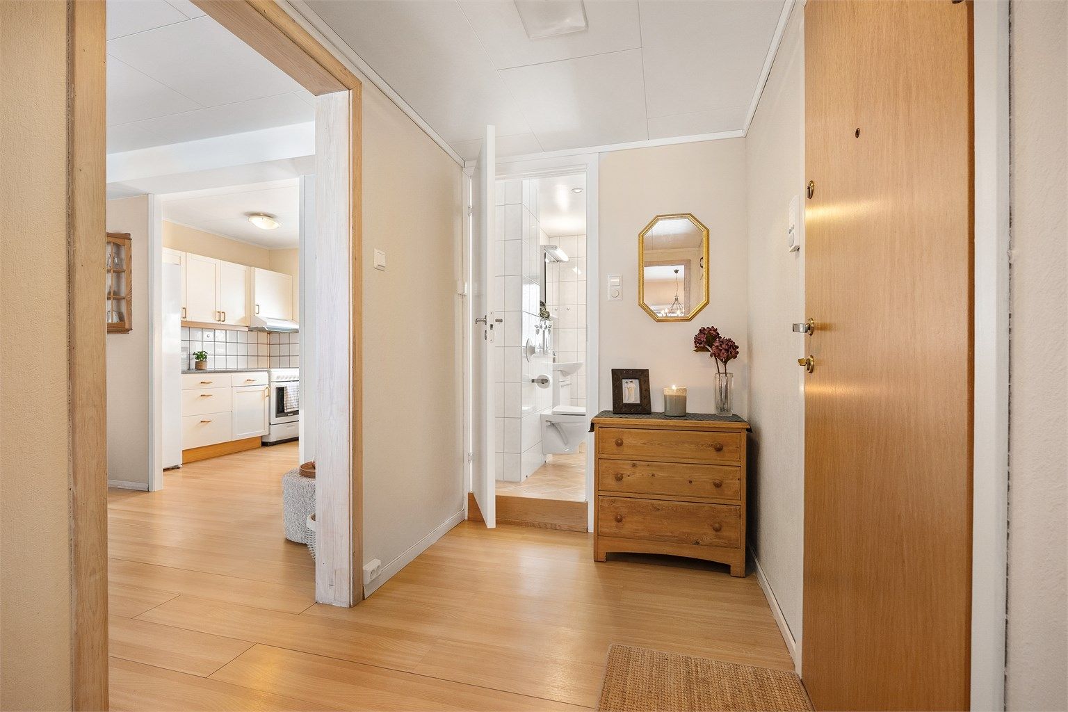  I entréen er det calling-system til hovedinngangen, som gir både komfort og ekstra sikkerhet.