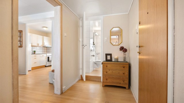 I entréen er det calling-system til hovedinngangen, som gir både komfort og ekstra sikkerhet.