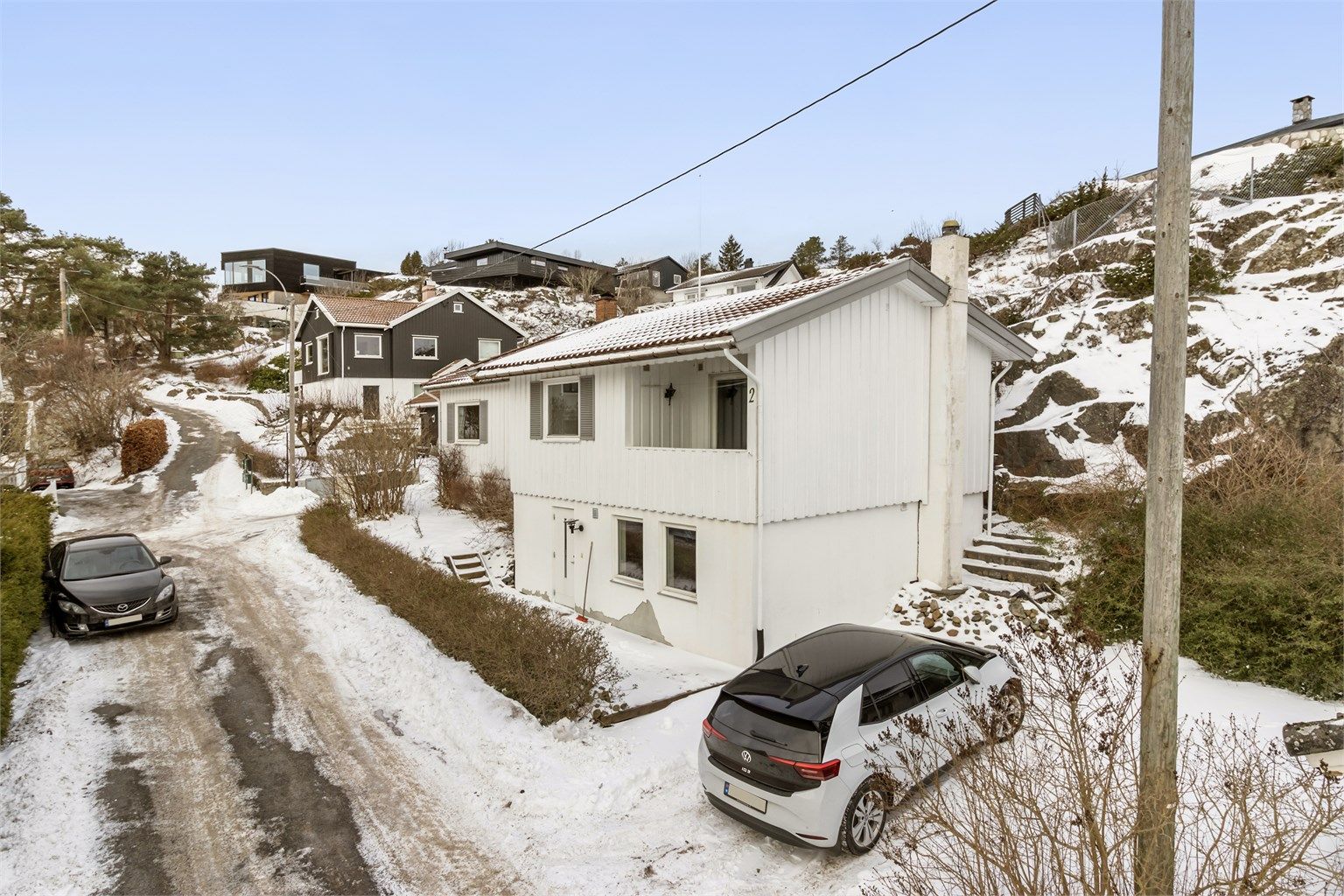 Enebolig med en attraktiv og sjønær beliggenhet i et rolig og veletablert nabolag.