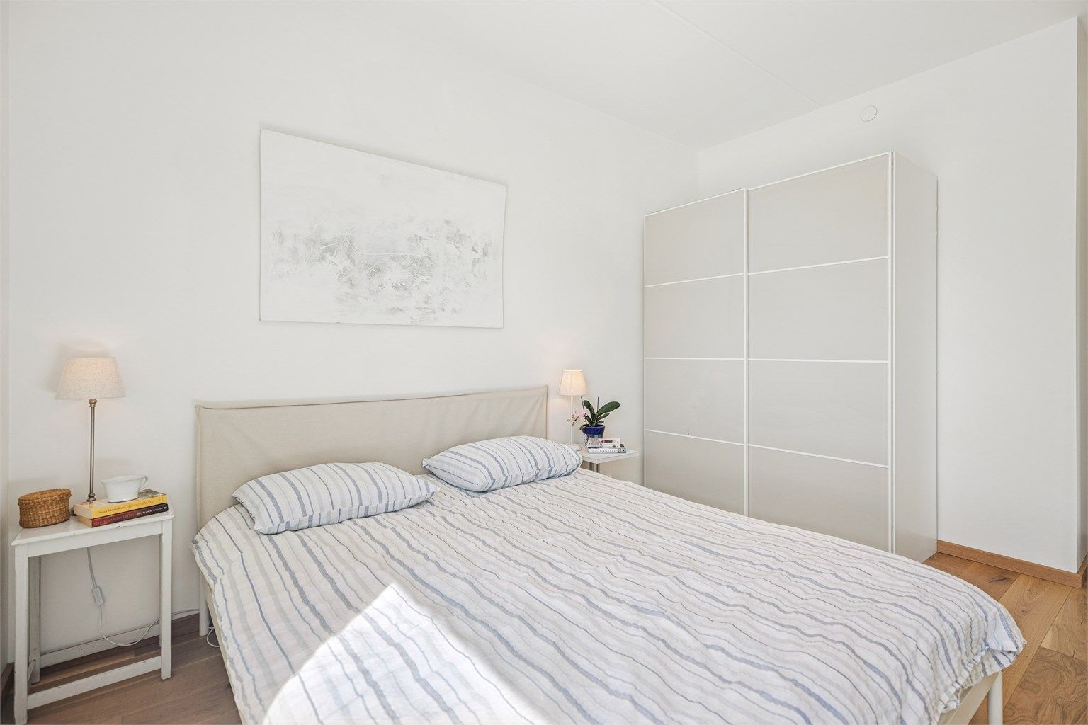 Soverom 1 er leilighetens hovedsoverom – et romslig og lyst rom med gode møbleringsmuligheter.