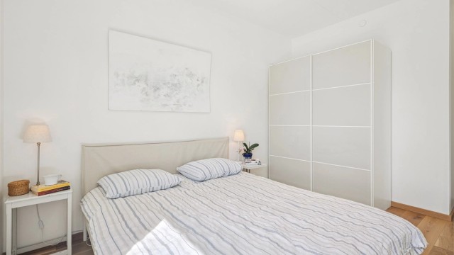 Soverom 1 er leilighetens hovedsoverom – et romslig og lyst rom med gode møbleringsmuligheter.