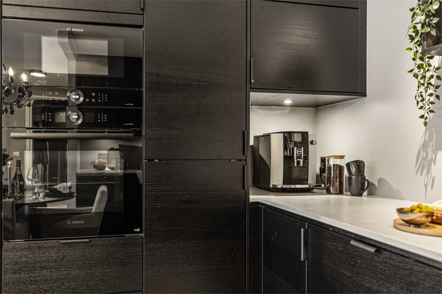 Høyskap med integrert stekeovn og mikrobølgeovn i ergonomisk riktig høyde.