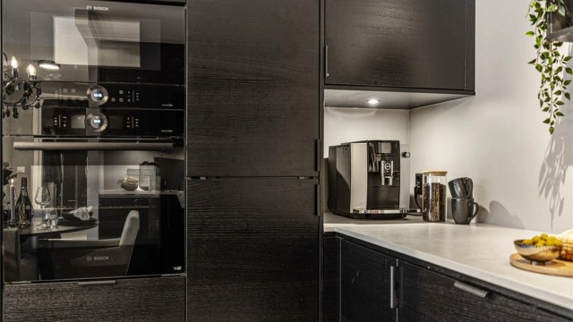 Høyskap med integrert stekeovn og mikrobølgeovn i ergonomisk riktig høyde.