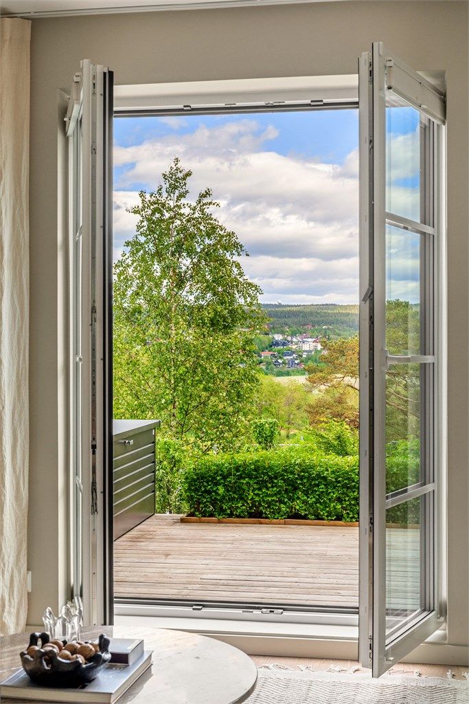 De store vindusflatene og utgangen til terrassen visker ut skillet mellom inne og ute.